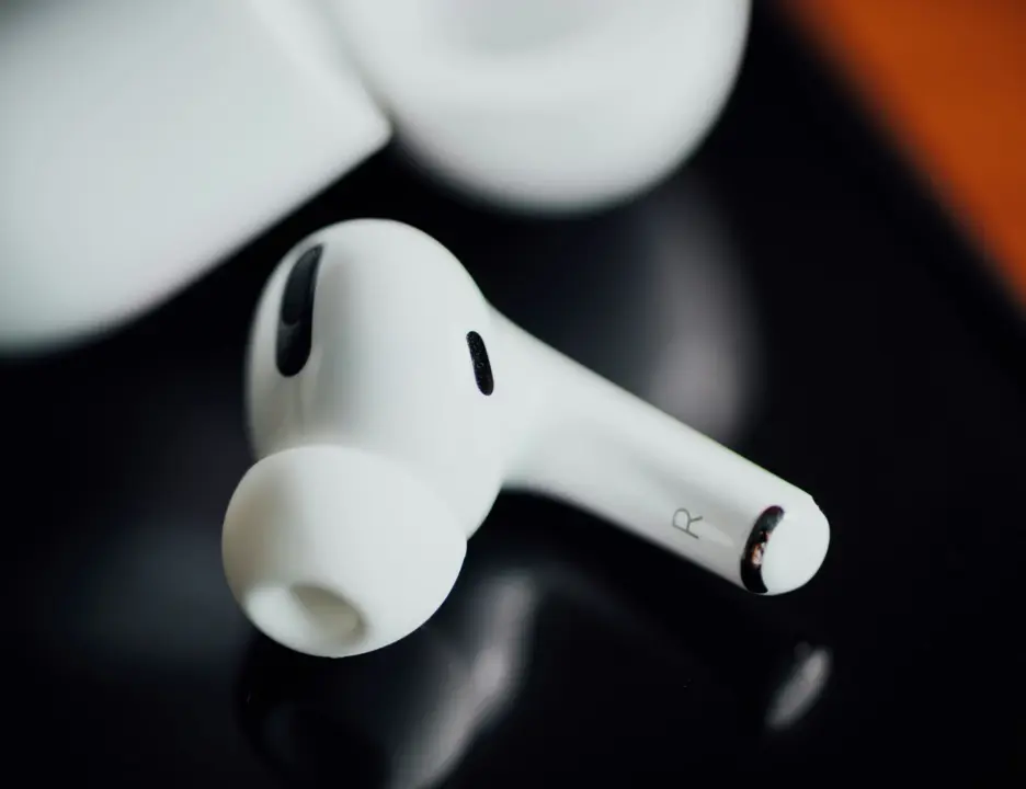 Apple AirPods Pro Rumored to Feature Embedded Cameras for iOS 27 AI