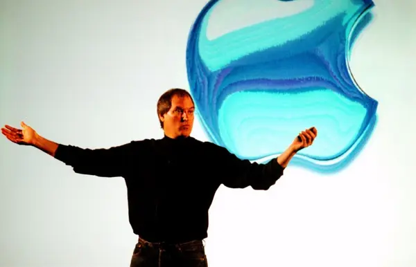 Apple Rewrote Retail Rules with First Two Stores in 2001