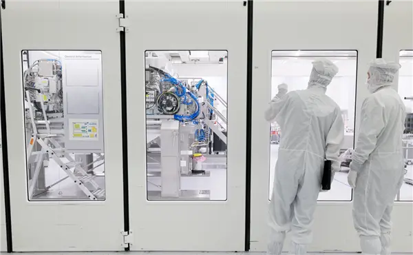 ASML Faces Internal and External Challenges as Top EUV Customer Backs Away from $400M Systems