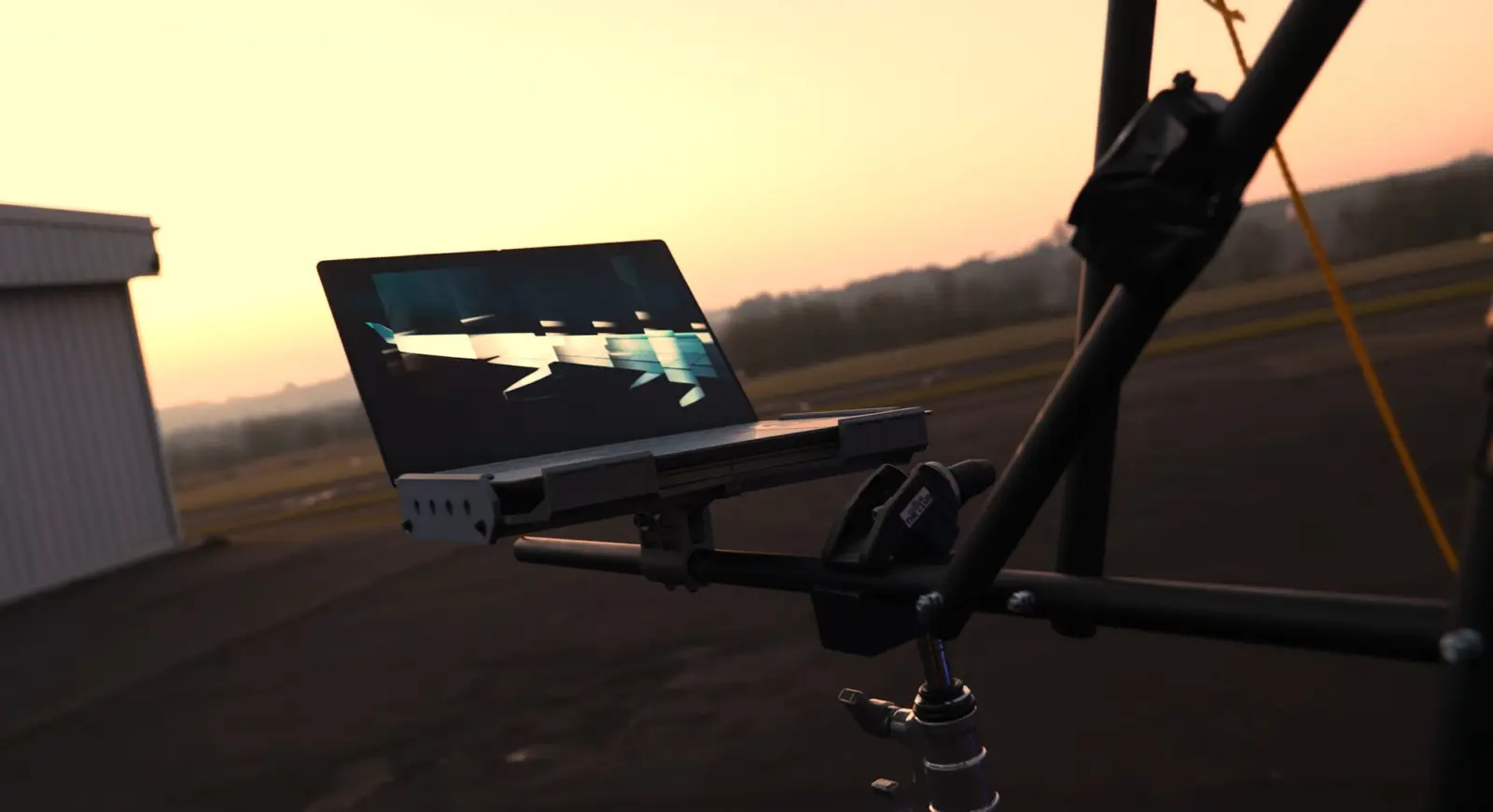 ExpertBook Ultra B9406CAA meets MIL-STD-810H military durability standard for harsh field environments