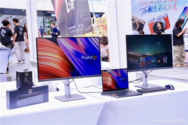 ASUS ProArt Creator 13 laptop and Dream 27 monitor display