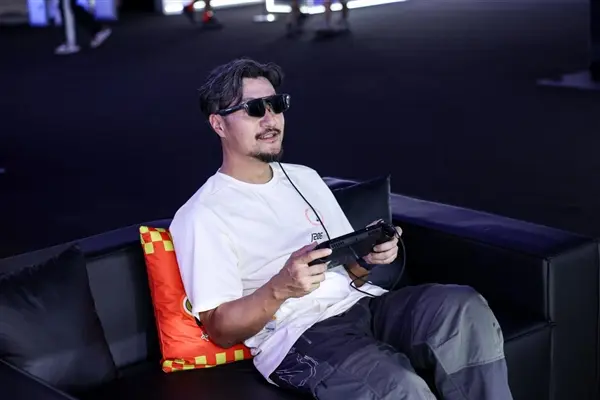 ROG XREAL R1 AR glasses projecting 171-inch virtual screen at 4 meters