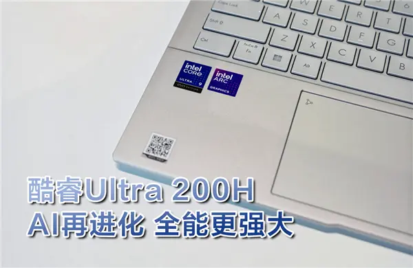 ASUS Zenbook 14 AI display and chassis details