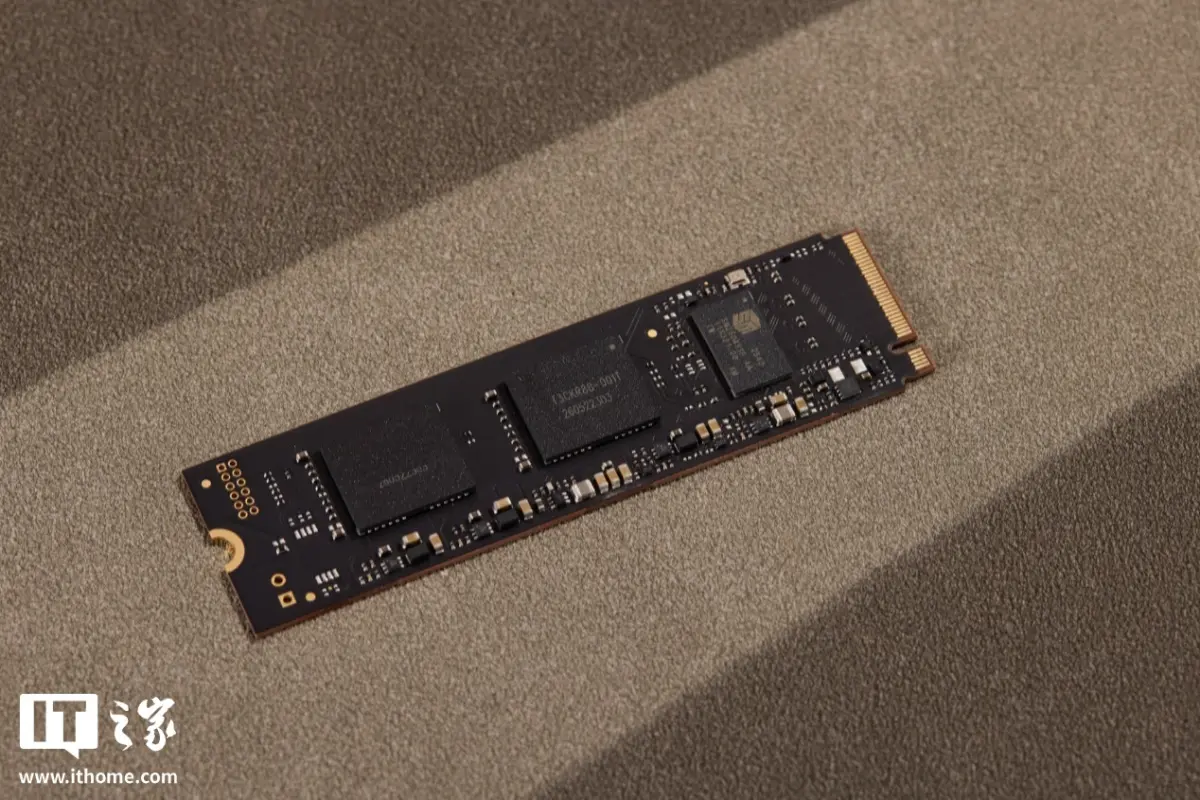 Biwin M560 Ling Suo SSD with decorative stickers and graphene thermal pad