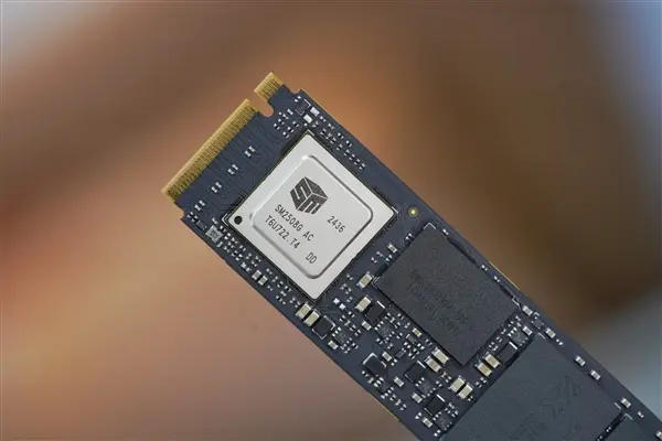 Chinese memory makers YMTC and CXMT are expanding their market share as US export restrictions tighten. This shift is reshaping supply chains for global tech firms that rely on affordable DRAM and NAND flash.