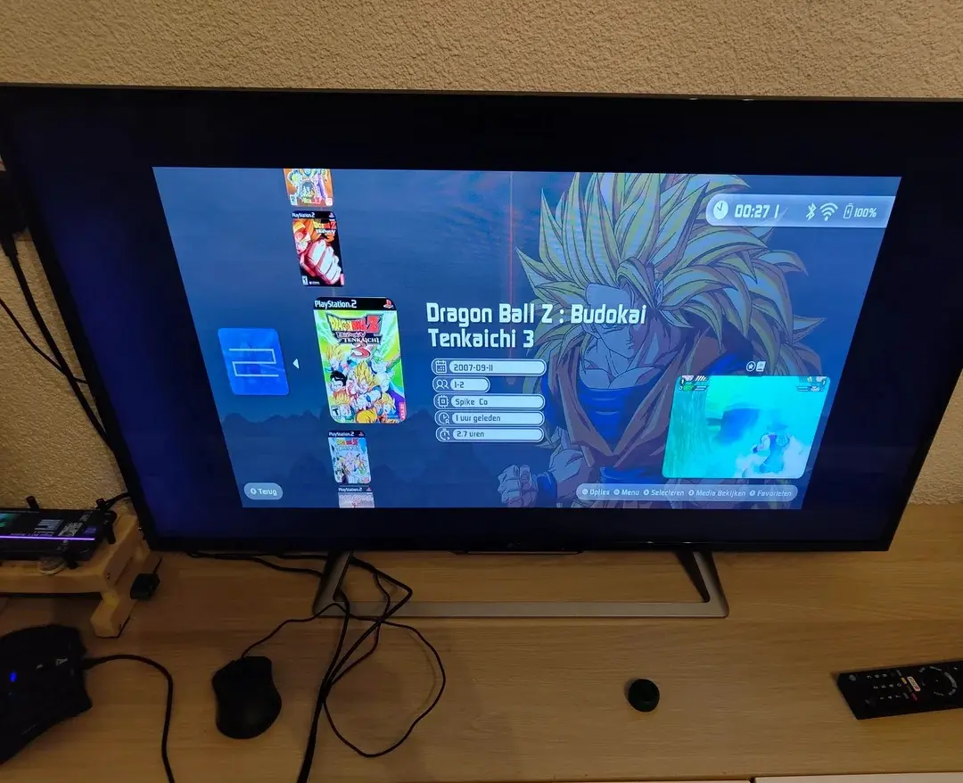 Google Pixel 8 gaming console with USB hub and cooling fan