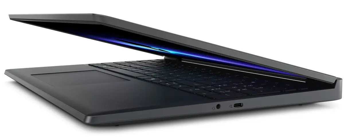 Alienware 15 pricing details showing AMD version at 1299 USD and Intel version at 1349 USD