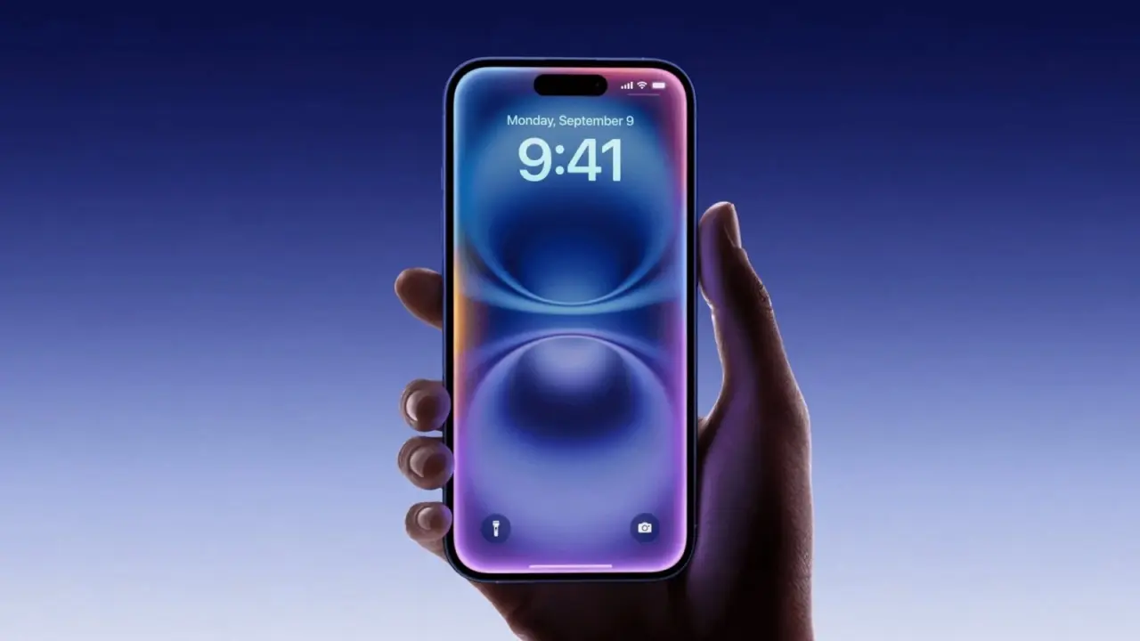 Evercore Analyst Praises Apple's AI Strategy Over Rivals' Spending
