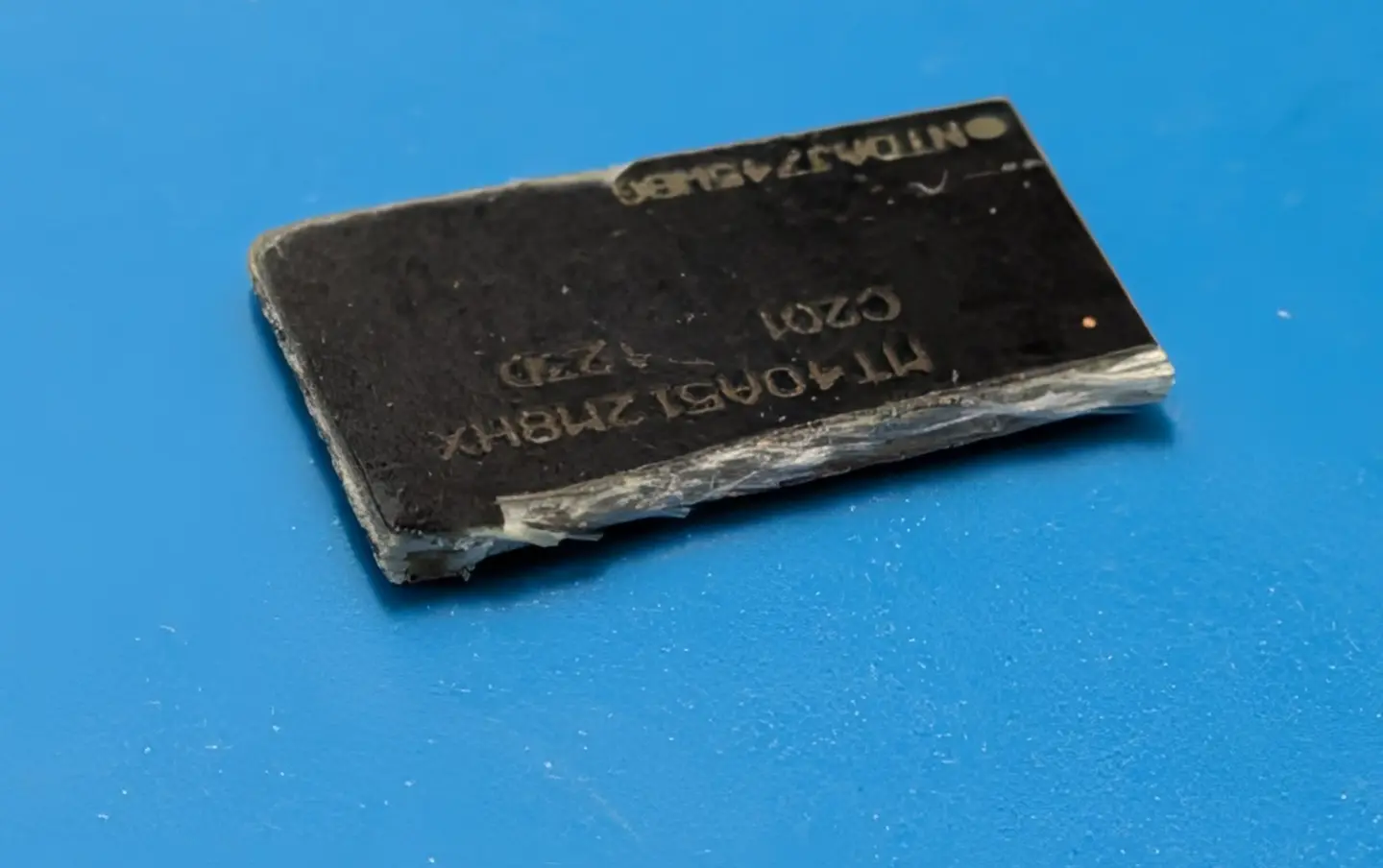 Relabeled Samsung stickers covering shaved SK Hynix die markings on counterfeit modules