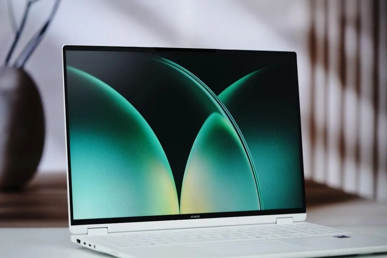 Honor MagicBook Pro 16 2026 laptop with 16-inch 3072x1920 display and 92Wh battery