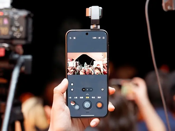 Honor Robot Phone competing with iPhone 18 Pro and Pixel 11 Pro