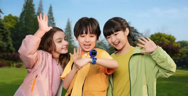 Huawei Watch Kids X1 displays a unique flip design with a body that rotates 360 degrees.