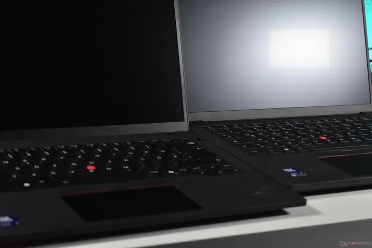 Lenovo ThinkPad T14 Gen 7 display lid with wide bar hinge