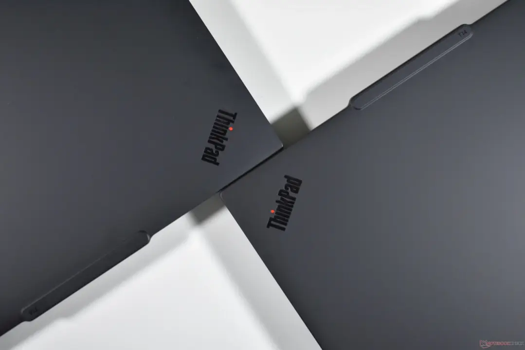 Lenovo ThinkPad T14 Gen 7 display lid with wide bar hinge