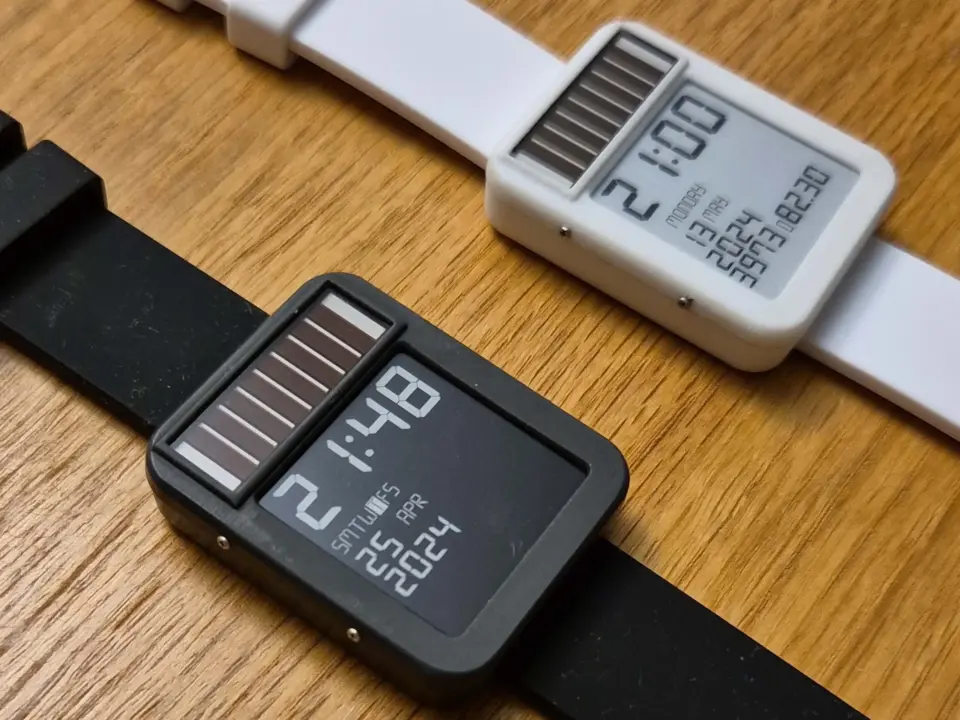 LightInk E-ink Smartwatch with Solar and GPS Lasts 10 Months on a Charge
