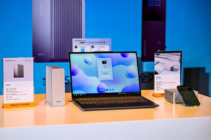 Minisforum All-Flash S7 with seven SSD support and LED display