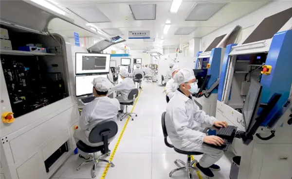 Ultra-broadband photonic chip with 250 GHz bandwidth enabling 512 Gbps fiber optic transmission speeds.