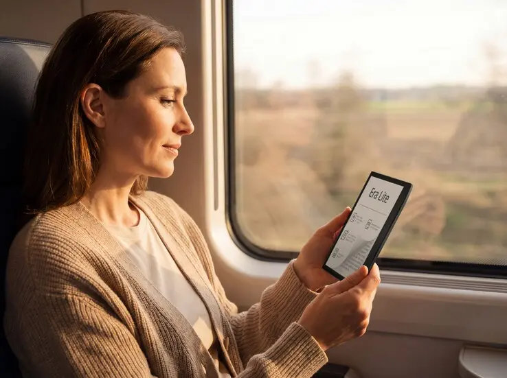 PocketBook Era Lite e-reader featuring an E Ink Carta 1300 display with 300 PPI pixel density and IPX4 water resistance rating.