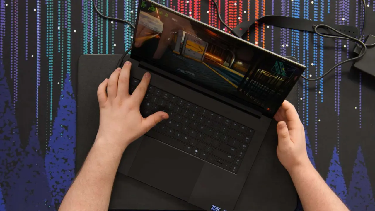 Razer Blade 16 Design Flaws: Fan Touches Back Panel, Overheating Issues