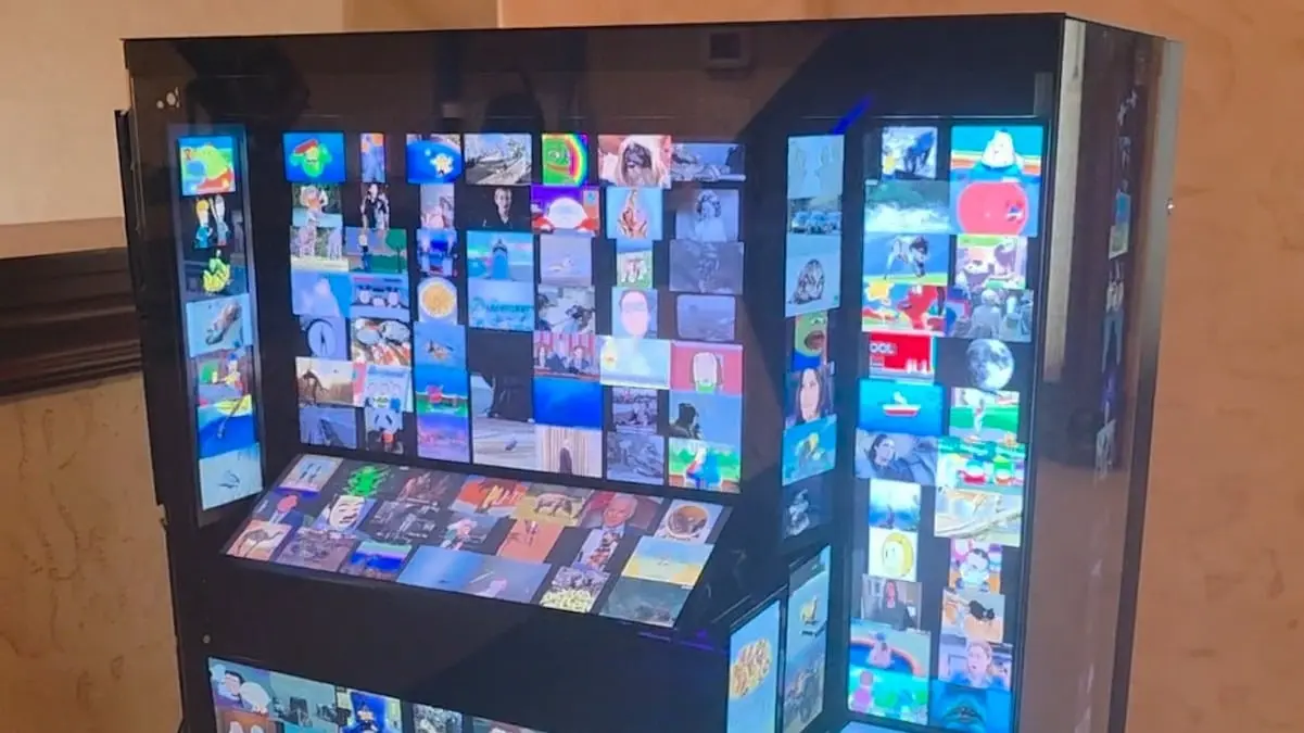 Redditor Builds Custom PC With 13 Internal Displays and RTX 5090