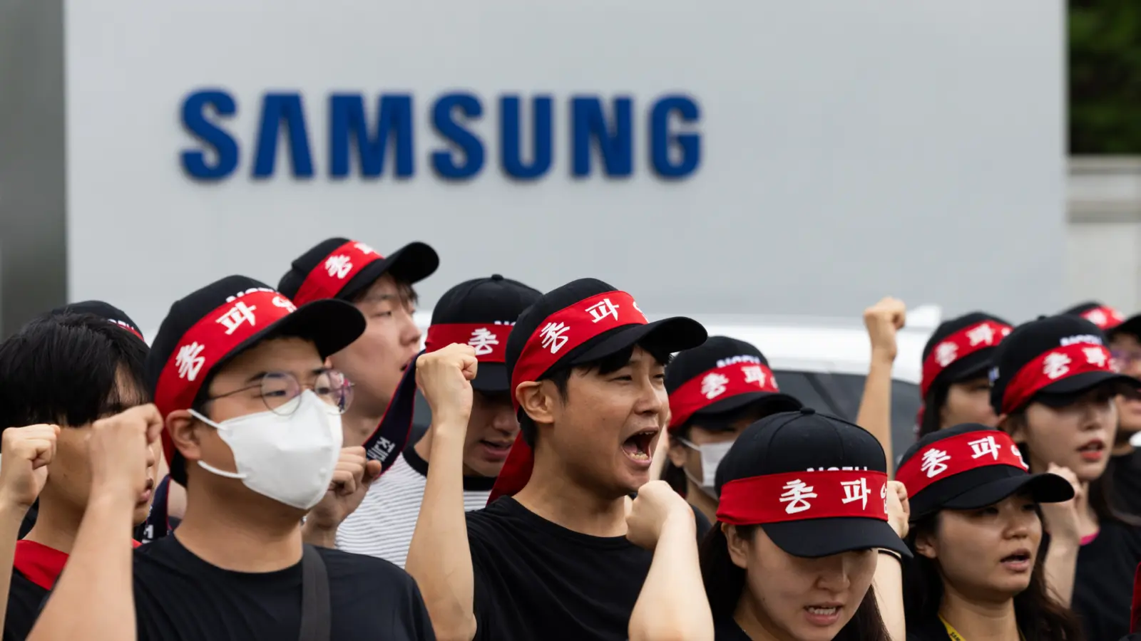 Samsung Semiconductor Division workers in South Korea reject a one-time bonus offer of approximately $340,000 USD per employee.