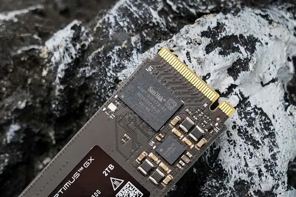 SANDISK Optimus GX 7100 NVMe SSD 2TB model achieving 7237.15 MB/s sequential read speed