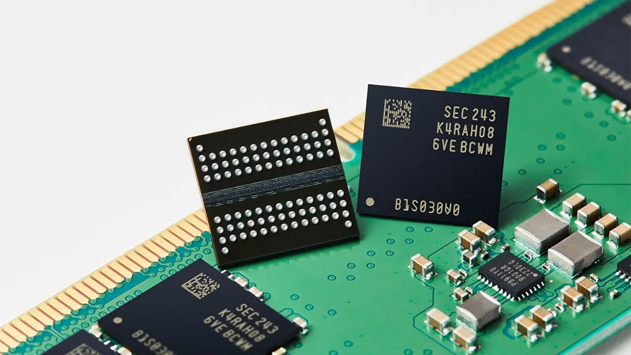Hollow counterfeit DDR5 memory stick with fake SK Hynix markings and Samsung sticker labels applied to empty plastic casing