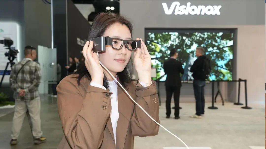 Visionox ViP+Tandem laptop OLED display featuring Real RGB stripe subpixel arrangement for 4K resolution