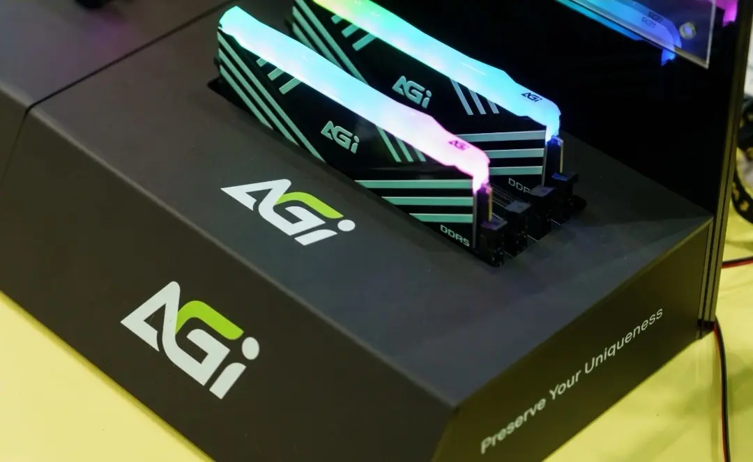 A-Data thermochromic memory module changing color based on temperature