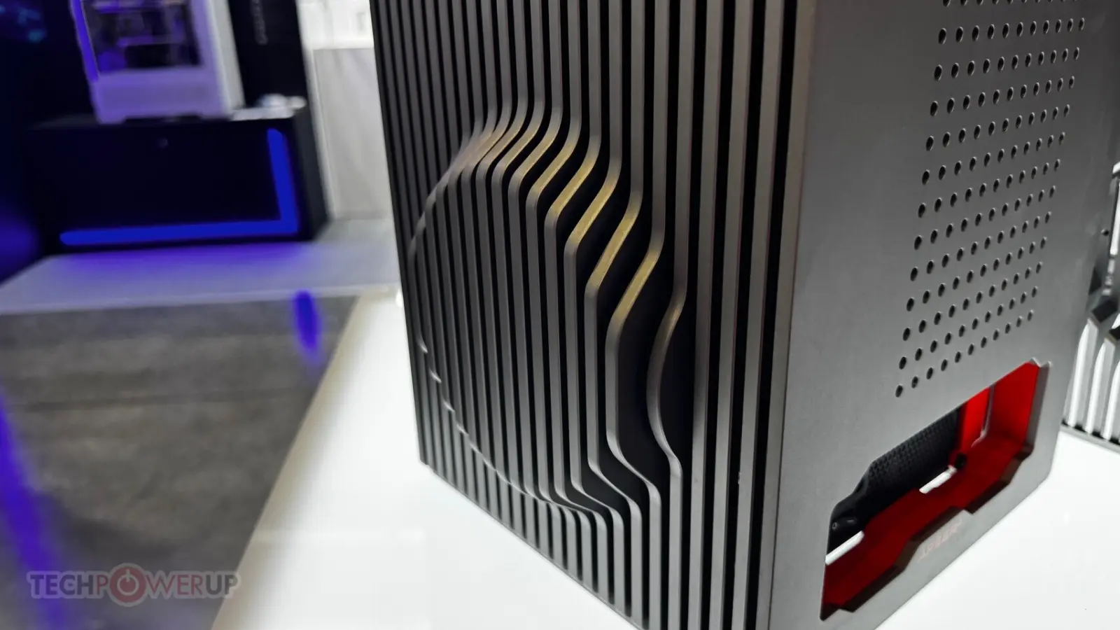Apeer2 ITX case with integrated VESA monitor mount