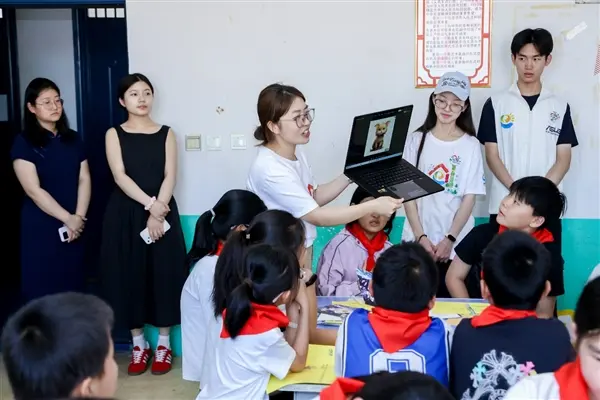 Students participating in AI art class