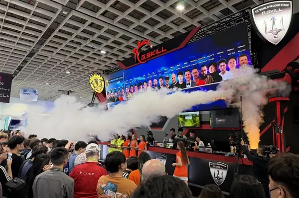 Overclocking setup with liquid nitrogen cooling