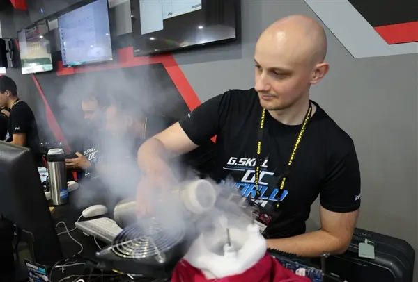Overclocking setup with liquid nitrogen cooling