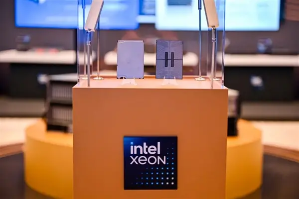 Intel Xeon 6+ processor architecture diagram showing Granite Rapids and Clearwater Forest designs