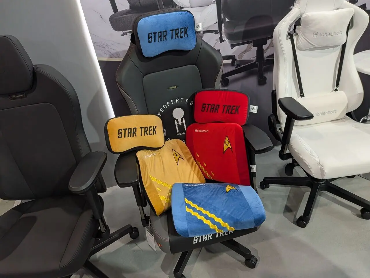 noblechairs Aura chair 4D Armrest Pro adjustment