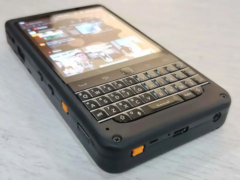 piBrick Pocket-CM5: Raspberry Pi Handheld PC with AMOLED Display Unveiled