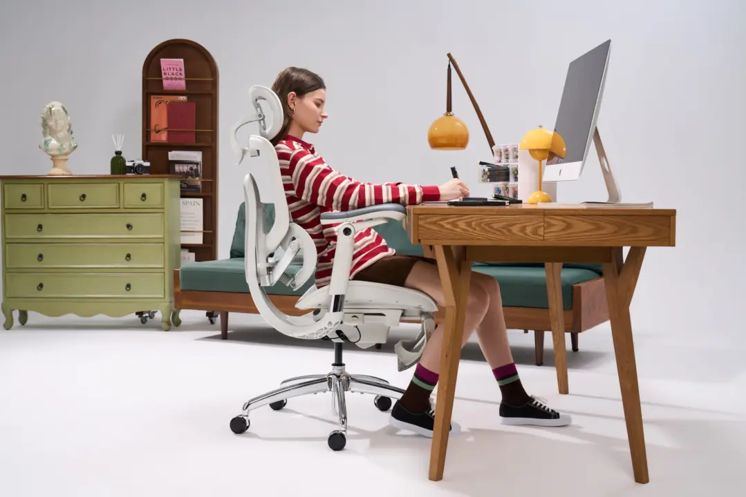 Sihoo Doro C300 Pro V2 ergonomic chair in a gaming setup
