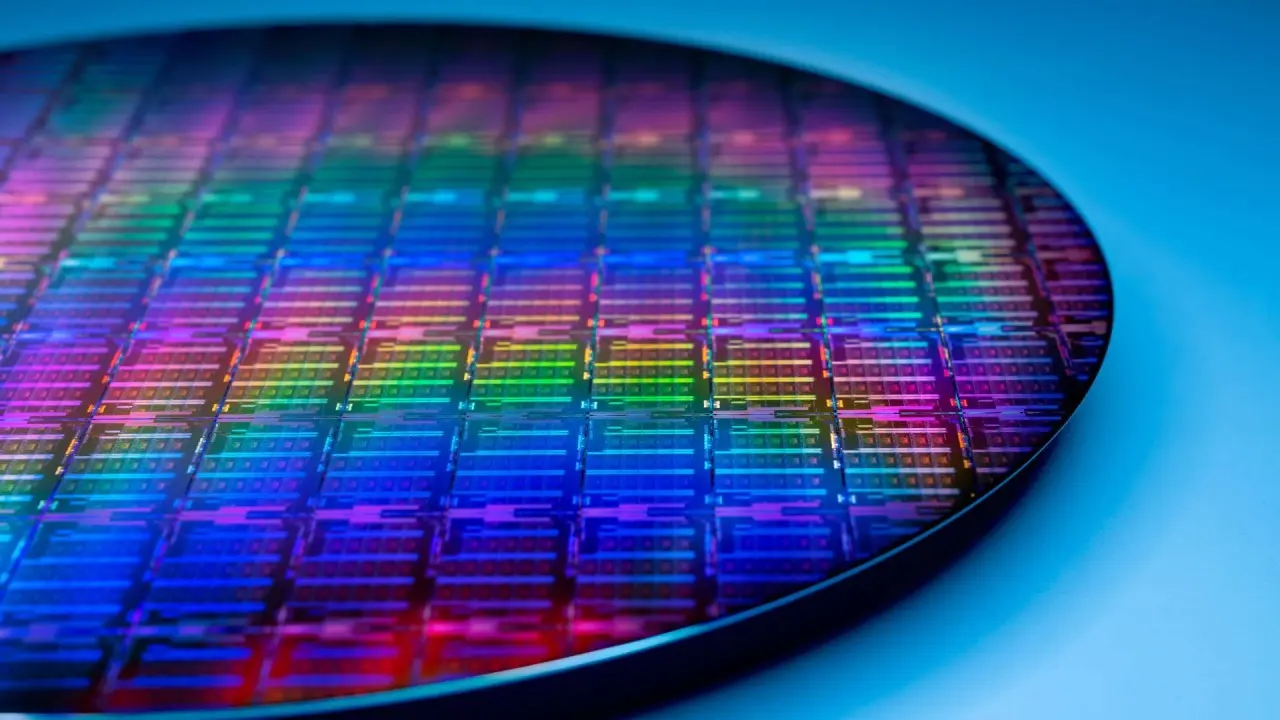 Chinese Chip Toolmakers See 400% Profit Surge Amid 24-Month Backlogs