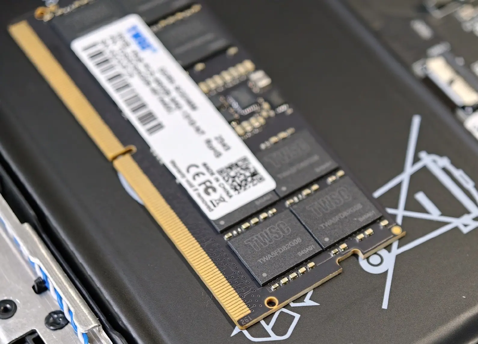 Lenovo Lecoo Fighter 7000X internal chassis showing single memory slot