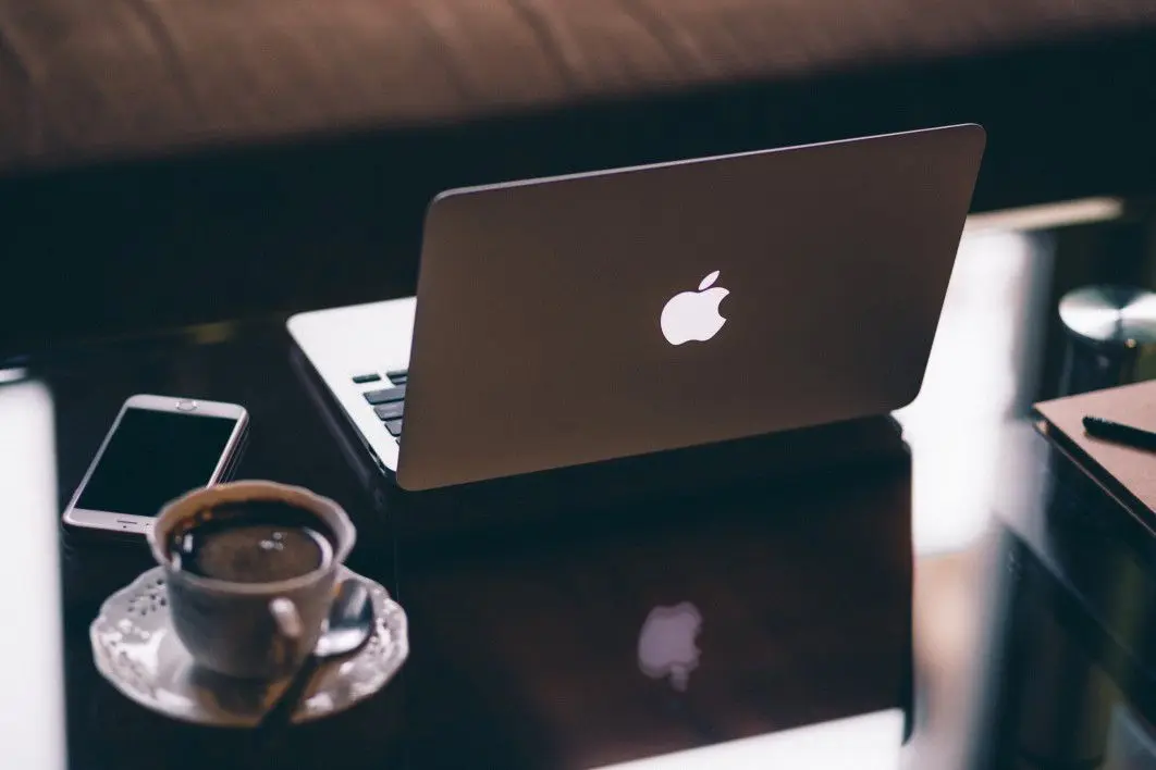 Apple MacBook Pro LCD Stays Until 2027 as OLED Costs Stall Switch