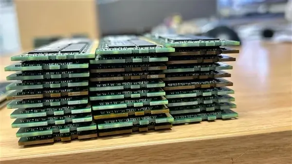 DRAM memory modules on a circuit board