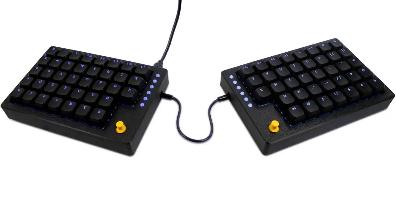 Open-Source Tiwaz Split Keyboard Adds Thumb Joysticks for One-Handed Gaming