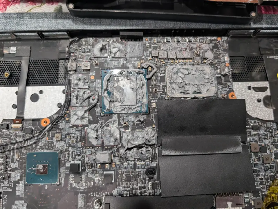 Second-hand laptop overheats after bad repair: Fan unplugged, paste everywhere